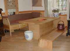 木のベンチと炉のテーブル