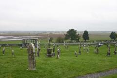 クロンマックノイズ史跡から見た墓石と風景